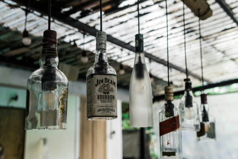 Jim Beam zaustavlja proizvodnju u glavnoj destileriji zbog rasta zaliha burbona Jim Beam zaustavlja proizvodnju u glavnoj destileriji zbog rasta zaliha burbona