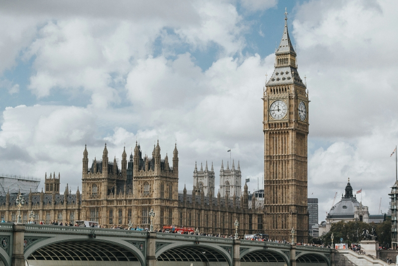Funta blago oslabila nakon hla�enja britanskog tr�i�ta rada