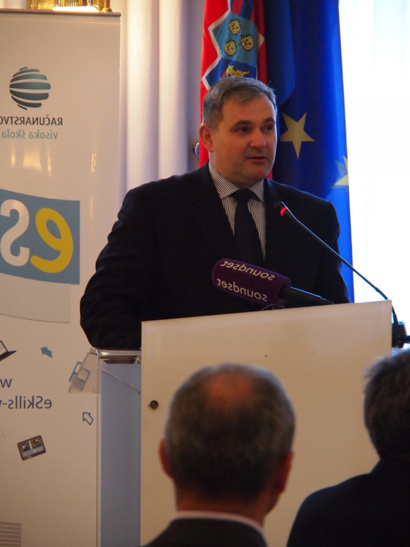 Mirovinski fondovi trebaju ulagati u gospodarske projekte Mirovinski fondovi trebaju ulagati u gospodarske projekte